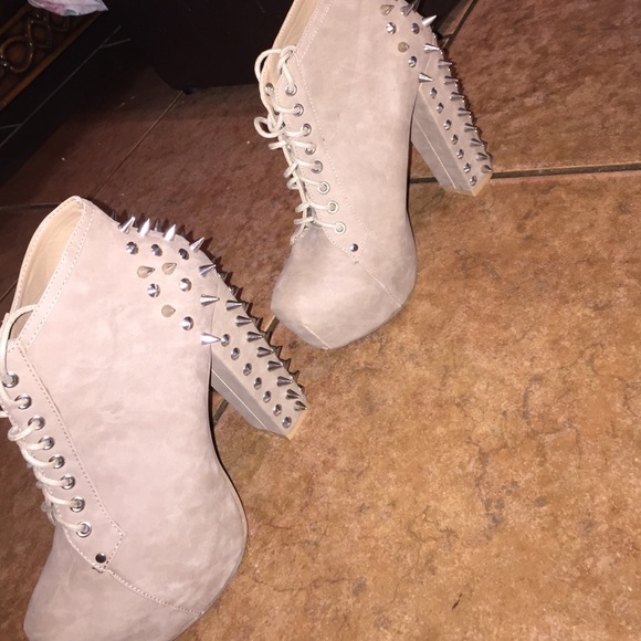 Vintage Heels. Size 8 1/2. Only worn once - Picture 1 of 4