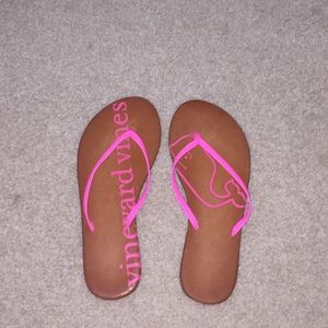 Vineyard vines pink women's leather flip flops