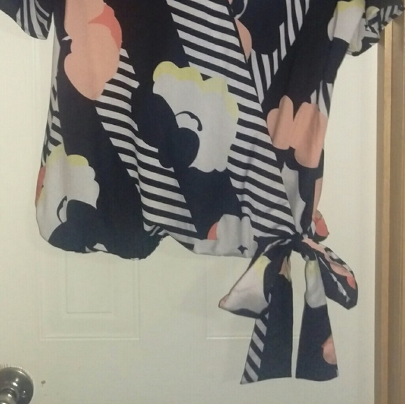 New York and Company medium top - Picture 2 of 2