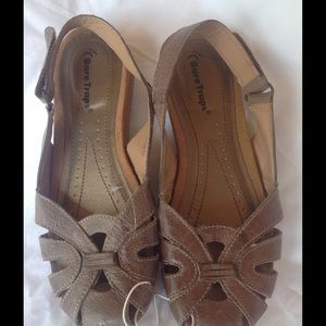 🆕 Never Worn Bare Traps Sandals