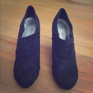 Black bootie heels size 8