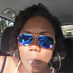 Meet your Posher, Simone