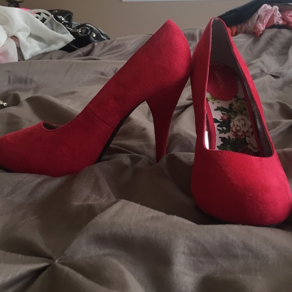 Red pumps - Picture 2 of 3