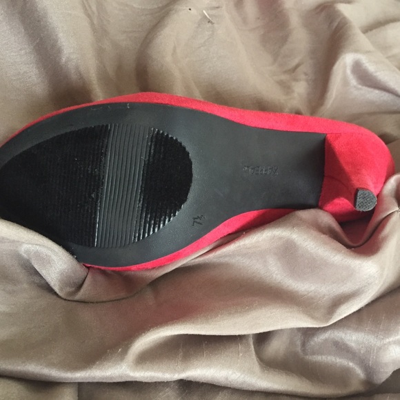 Red pumps - Picture 3 of 3