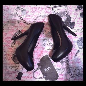 🏴 Classic black Pumps