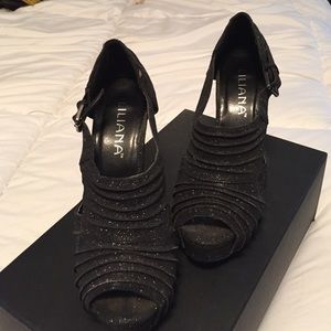 Black Lilana pumps