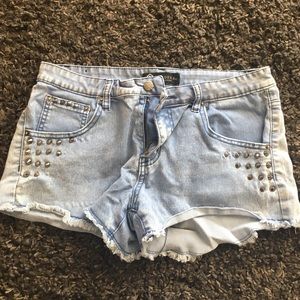 Cute shorts with accent details (on pockets)
