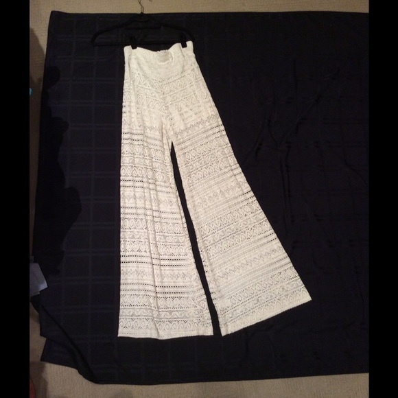 BRAND NEW WITH TAGS FLOWY WHITE PANTS.