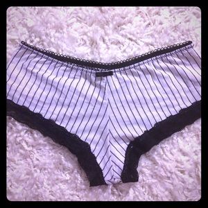 📍sold📍Black & white panties size 6 💜💜