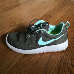 Nike Roshe Teal and Olive 6.5