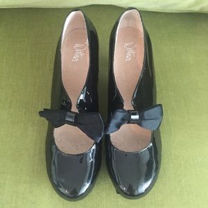 Mary Jane - patent leather with a bow