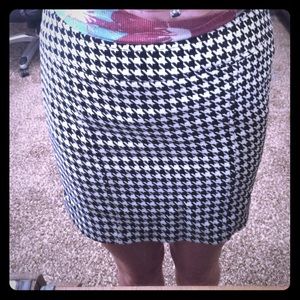 Like new! The Limited size 2 black and white skirt