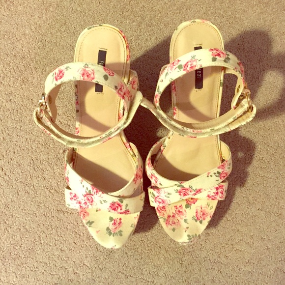 Flower-patterned wedges