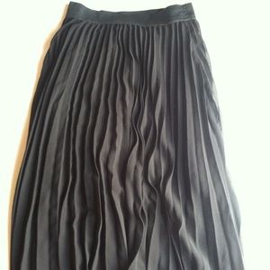 Black pleated skirt