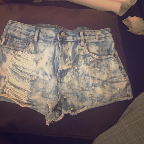 STUDDED / DISTRESSED/ BLEACHED HIGH-WAIST SHORTS😄