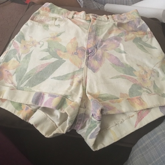 FLORAL HIGH-WAIST SHORTS