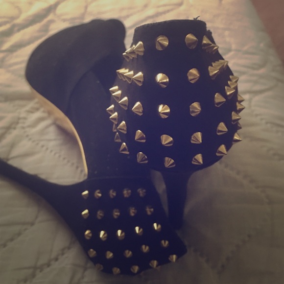 STUDDED PUMPS 👠💋