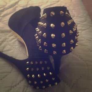 STUDDED PUMPS 👠💋