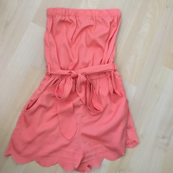Strapless peach romper with a bow - Picture 1 of 3