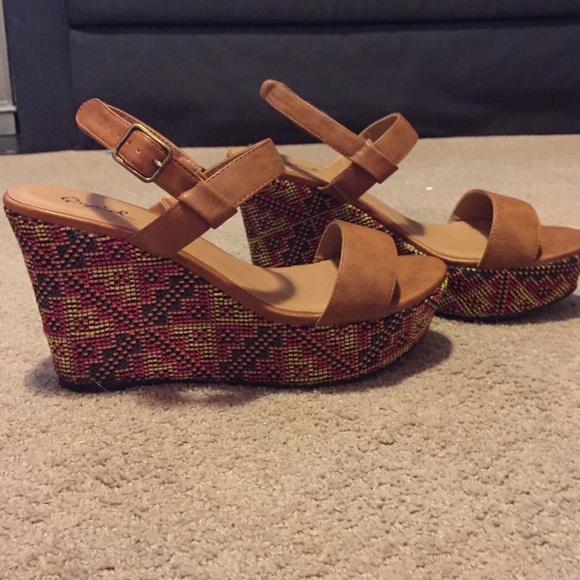 Geometric-patterned wedges. Size 9.