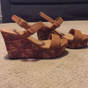 Geometric-patterned wedges. Size 9.