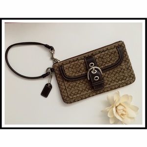 Authentic COACH wristlet💋