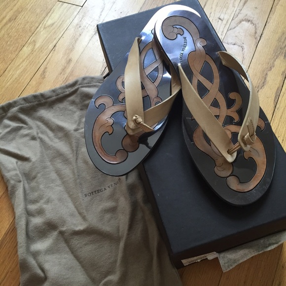 Neutral Bottega Veneta Knotted Thong Sandal size 7