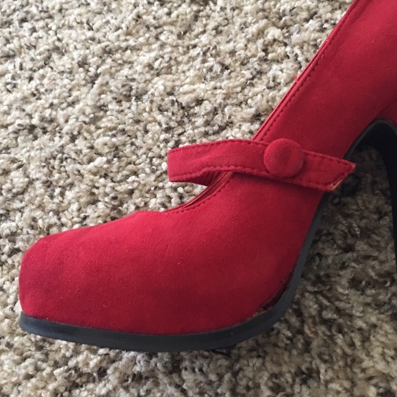 Adorable red swede heels! - Picture 4 of 4