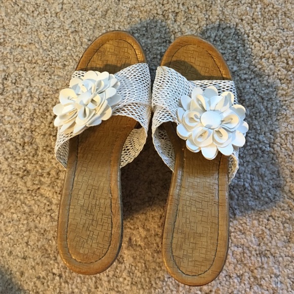 White flower wedges