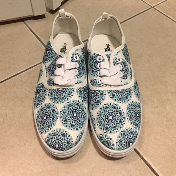 Pattern blue canvas sneaker