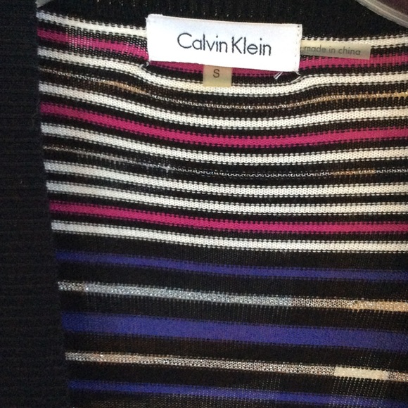 A cardigan sweater - Picture 2 of 3