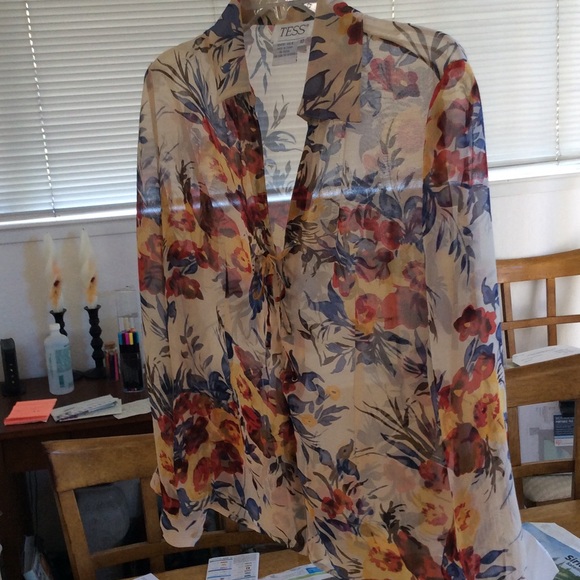 A blouse - Picture 1 of 2