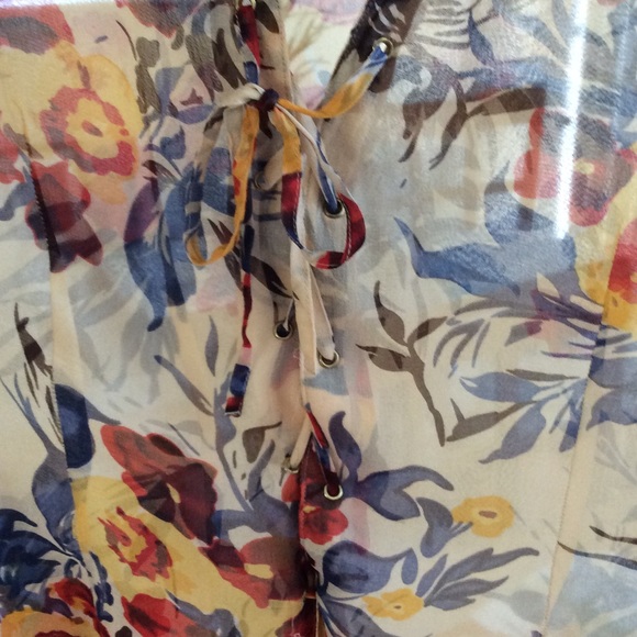 A blouse - Picture 2 of 2