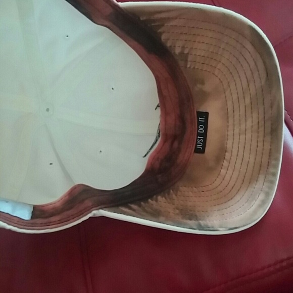 Nike White Wash Cap, Showing brighter on Picture - Picture 4 of 4