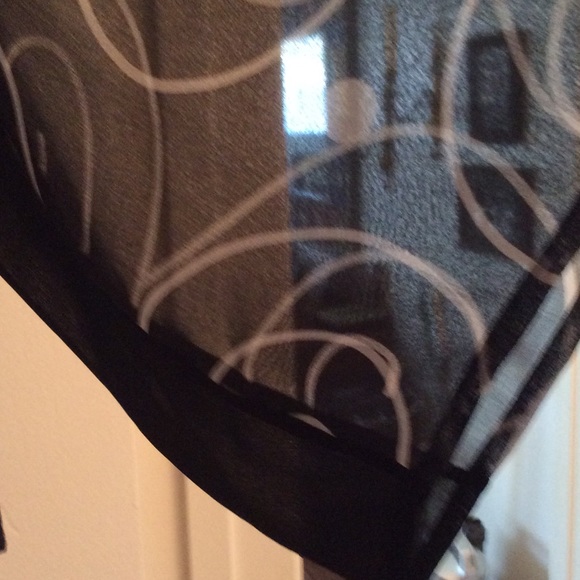 A sheer over blouse - Picture 3 of 4