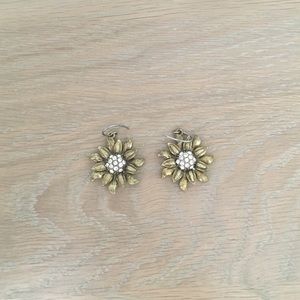 Dangling flower earrings