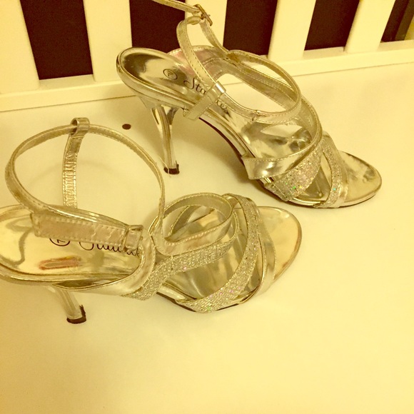 I am selling  these Beautiful heels