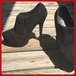 Closed-toe Black Booties with stiletto heel
