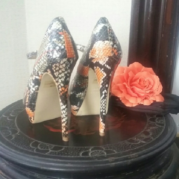 Colin Stuart Faux Snake Skin Heels!!! - Picture 2 of 4