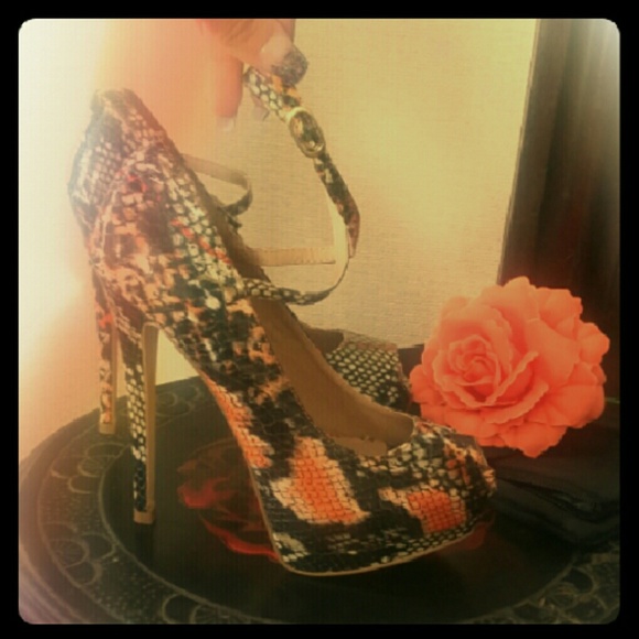 Colin Stuart Faux Snake Skin Heels!!! - Picture 4 of 4