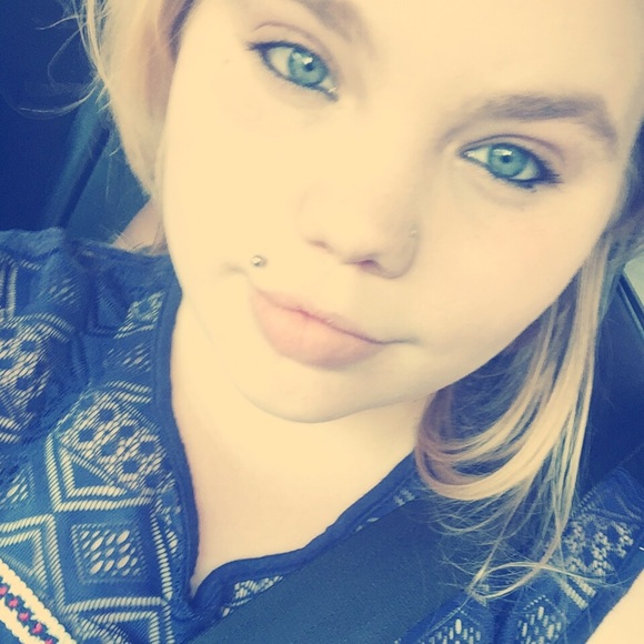 Meet your Posher, Erica - Picture 1 of 3