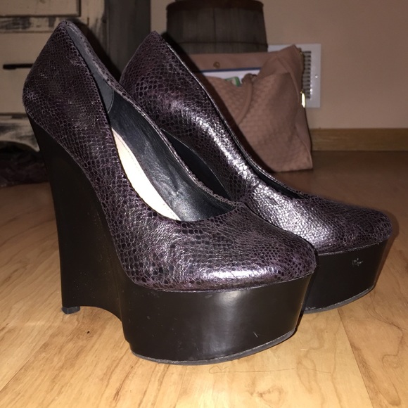 Webbed platform heels