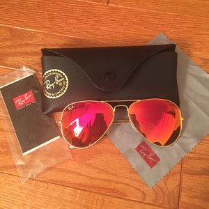 Orange mirror Ray Bans