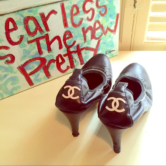 EUC Chanel black logo heels GORGEOUS