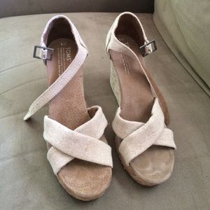 ✨NEW TOMS hemp wedges. Size 9.