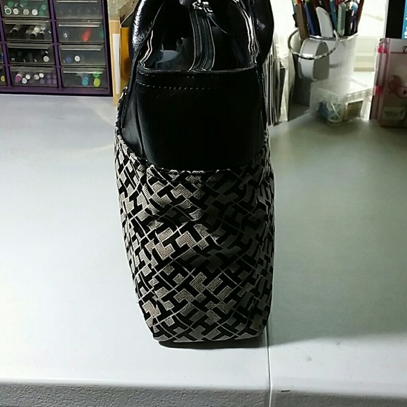 PRICE DROP!!!   Gorgeous Tommy Hilfiger bag - Picture 2 of 4