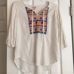 Mid length sleeved shirt