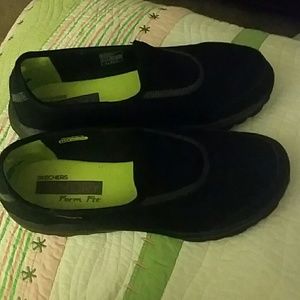 Black skechers