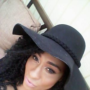 Meet your Posher, Dominique