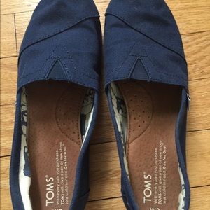 Women's size 8 navy Toms